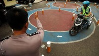 Selanjutnya uji reaksi rem menghindar. Pemotor berjalan lurus dan melakukan pengereman pada garis kuning atau patok. Lepas rem pada patok atau garis hijau, lalu membelok sesuai petunjuk dari petugas, serta berhenti pada garis stop dengan teknik pengereman kombinasi untuk rem belakang mengimbangi dan untuk rem depan dominan, kaki kiri turun dan palingkan kepala ke kanan belakang. ANTARA FOTO/Oky Lukmansyah