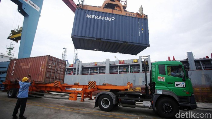 Aktivitas bongkar muat peti kemas di Terminal 3 Tanjung Priok, Jakarta, Senin (17/2/2020). Selama Januari 2020, ekspor nonmigas ke China mengalami penurunan USD 211,9 juta atau turun 9,15 persen dibandingkan bulan sebelumnya (mtm). Sementara secara tahunan masih menunjukkan pertumbuhan 21,77 persen (yoy).