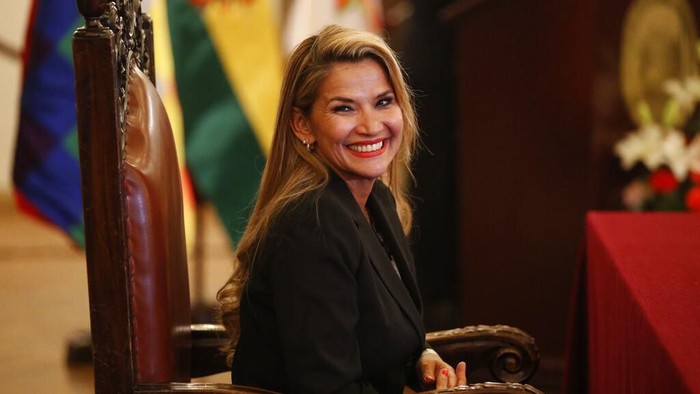 Sosok Jeanine Áñez jadi sorotan dunia. Wakil Ketua Senat dari kubu oposisi itu mendeklarasikan diri sebagai presiden sementara Bolivia. Berikut sosoknya.