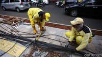 Pengerjaannya dibarengkan dengan revitalisasi trotar yang gencar dilakukan oleh Pemprov DKI di beberapa lokasi strategis.