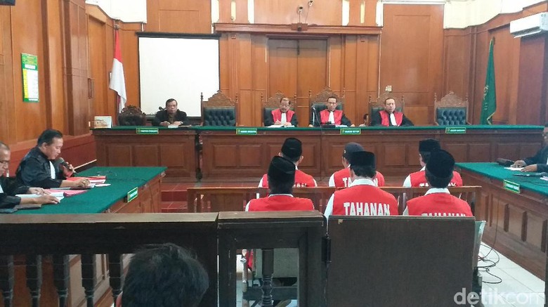 6 Terdakwa Pembakar Polsek Tambelangan Dituntut Berbeda 6 Terdakwa Pembakar Polsek Tambelangan Dituntut Berbeda