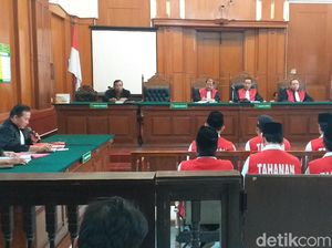 6 Terdakwa Pembakar Polsek Tambelangan Dituntut Berbeda