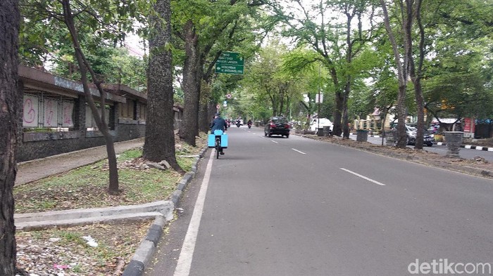 Dikabarkan, aksi pelemparan terjadi di ruas jalan ini (Foto: Dony Indra Ramadhan/detikHealth) Dikabarkan, aksi pelemparan terjadi di ruas jalan ini (Foto: Dony Indra Ramadhan/detikHealth)