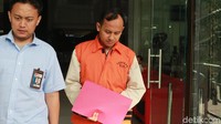 Sama seperti Eka Safitra, Satriawan juga menutupi tangannya yang diborgol dengan map.