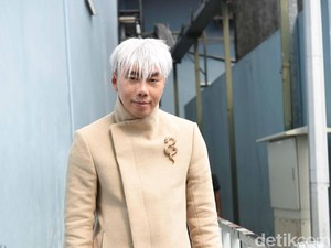 Gerebek Mobil Sport Roy Kiyoshi, Ada Tas Mewah hingga Boneka Pelindung