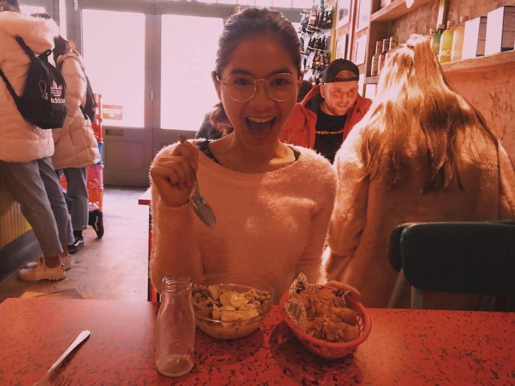 Kulineran Salshadilla, Anak Iis Dahlia yang Kini Kuliah di London