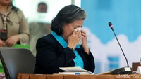 Artha Theresia menangis saat sesi terakhir yakni membaca pakta integritas calon hakim agung.