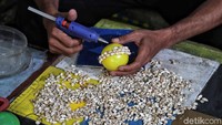 Seluruh kerajinan yang dihasilkan adalah berbahan dasar limbah kerang.