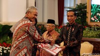 Gubernur Jawa Tengah Ganjar Pranowo juga turut hadir untuk menerima dokumen transfer ke daerah dan dana desa (TKDD).