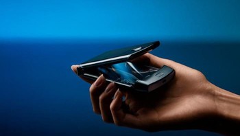 Terinspirasi dari Motorola Razr zaman dulu, versi modernnya kini berlayar lipat. Foto: Digital Trends