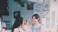 Jalan-jalan ke Bali, Salsha sempatkan diri mampir ke Nalu Bowls. Semangkuk smoothies bowl segar pasti cocok menumpas udara panas di Bali. Foto: Instagram salshaindradjaja