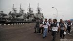 Asyiknya Warga Berlayar dengan Kapal TNI AL