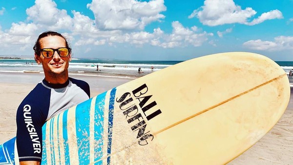 Nah setelah dari Timor Leste, Nick juga ke Indonesia. Dia mampir ke pantai Indah Bali di Kuta. (Nickbutterun/instagram) Nah setelah dari Timor Leste, Nick juga ke Indonesia. Dia mampir ke pantai Indah Bali di Kuta. (Nickbutterun/instagram)