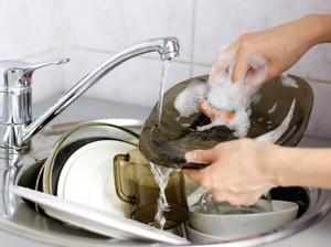Belajar Mandiri, Anak Miliuner Ini Jadi Tukang Cuci Piring di Restoran