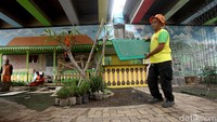 Lahan yang dahulu kosong di kolong Tol Joglo itu dimanfaatkan untuk membangun Taman Betawi yang dilengkapi dengan saung dan musala.