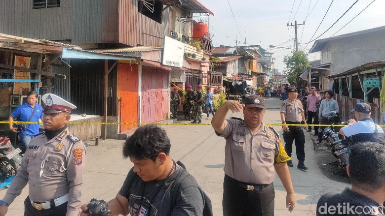 Polisi Periksa Rumah di Belawan Milik Rekan Pelaku Bom Medan Polisi Periksa Rumah di Belawan Milik Rekan Pelaku Bom Medan