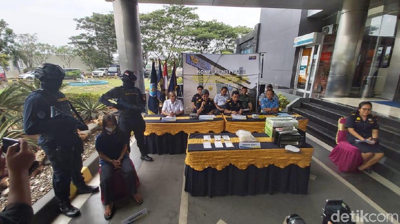 Gadis Remaja Bawa 2 Kg Sabu Dibekuk di Bandara Semarang Gadis Remaja Bawa 2 Kg Sabu Dibekuk di Bandara Semarang