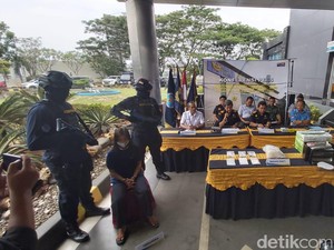 Gadis Remaja Bawa 2 Kg Sabu Dibekuk di Bandara Semarang