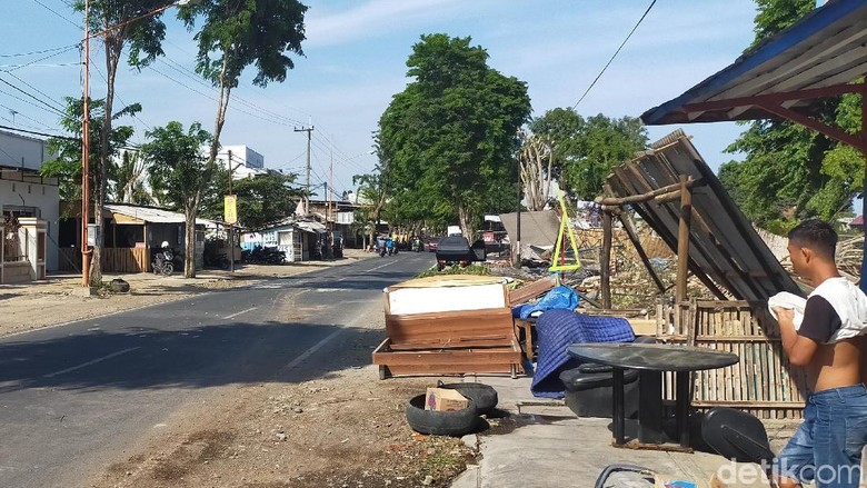 Sempat Ditutup Warga dengan Perabotan, Jalan di Banyuwangi Akhirnya Dibuka Sempat Ditutup Warga dengan Perabotan, Jalan di Banyuwangi Akhirnya Dibuka