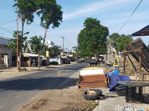 Sempat Ditutup Warga dengan Perabotan, Jalan di Banyuwangi Akhirnya Dibuka
