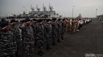 Asyiknya Warga Berlayar dengan Kapal TNI AL