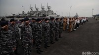Para prajurit TNI AL mengajak sejumlah warga sipil untuk menaiki Kapal Angkatan Laut (KAL) Kobra milik TNI di Jakarta, Kamis (14/11/2019).
