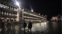 Kondisi Venesia yang terendam air banjir di malam hari. Semoga banjir lekas surut (Marco Bertorello/AFP)