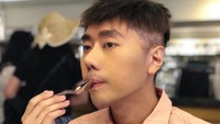 Berpose candid, ini gaya Roy Kiyoshi saat makan es krim dengan topping biskuit. Foto: Instagram @Roykiyoshi