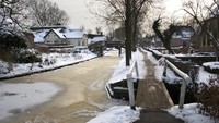 Sebagai desa di negara 4 musim, Giethoorn pun mengalami dinginnya salju. Alhasil, sungai pun beku. Perahu di simpan, masyarakat memanfaatkan es di sungai untuk bermain ice skating. (iStock)