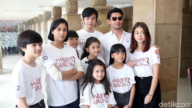 Para pemain film 'Habibi Ainun 3' saat berziarah ke makam BJ Habibie di TMP Kalibata.