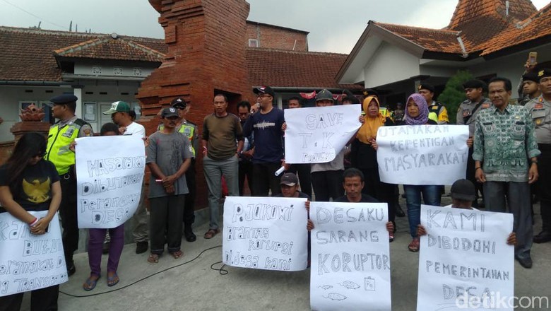 Warga Desa di Mojokerto Protes Pengelolaan TKD yang Tak Transparan Warga Desa di Mojokerto Protes Pengelolaan TKD yang Tak Transparan