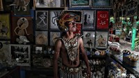 Meski tidak menempuh pendidikan tinggi, Sugiro memiliki bakat di bidang seni yang tak perlu diragukan lagi.
