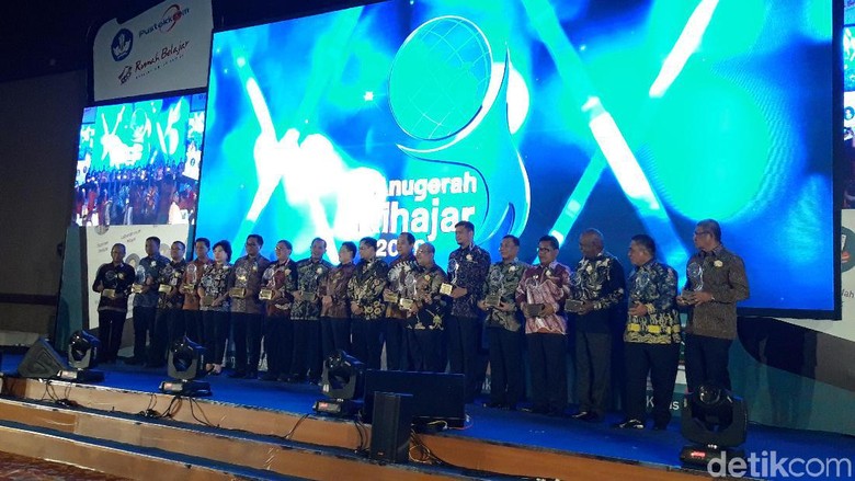 Kemendikbud Beri Penghargaan Anugerah Kihajar 2019 ke 16 Kepala Daerah Kemendikbud Beri Penghargaan Anugerah Kihajar 2019 ke 16 Kepala Daerah