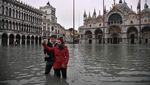 Aneka Potret Turis Kena Banjir di Venesia
