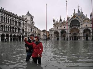 Turis Mau Selfie di Tengah Banjir Venesia, eh Malah Kecebur!