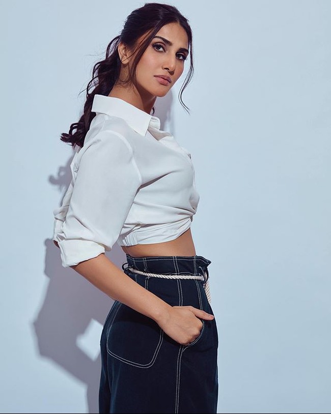 “Mengenakan nama Sri Raam pada kode pakaian yang tidak berbudaya tidak memberi nilai pada aktris Vani Kapoor.  Ini menyakiti perasaan para penyembah Tuhan Sri Raam.  Kami mendesak untuk menghapus gambar seperti itu dari situs dan menghargai sentimen penggemar, ”tulis seorang pengguna Twitter. Foto: Instagram