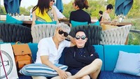 Sebelum memesan pesanan, Roy Kiyoshi sempatkan untuk berfoto bersama rekan kerjanya saat berada di restoran serba biru. Foto: Instagram @Roykiyoshi