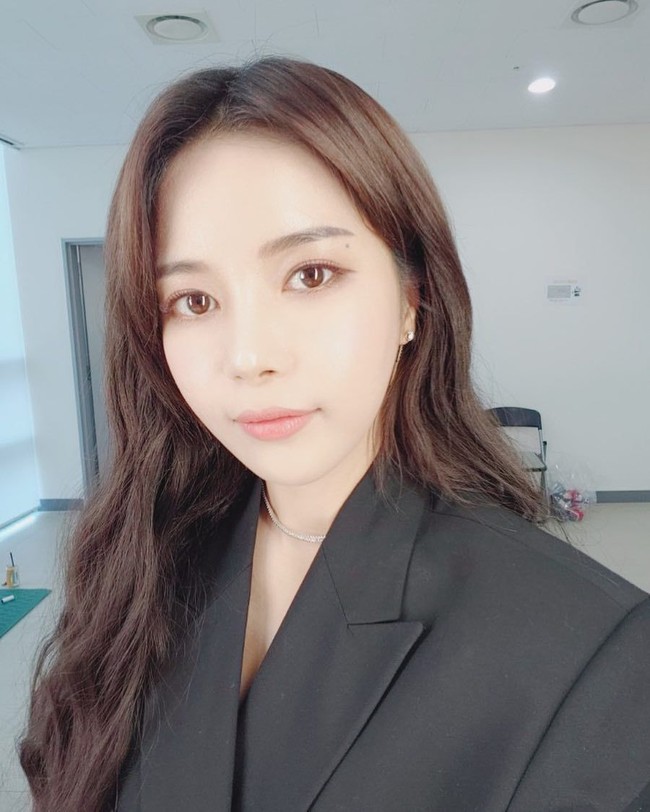 Solar dari girlband Mamamoo adalah salah satu idol yang juga YouTuber. Ia memiliki akun YouTube pribadi yang diberi nama Solarsido. Belakangan YouTube Solar jadi perbincangan karena bisa menghasilkan lebih dari Rp 1 miliaran per bulan. Foto: Instagram @mamamoo_official