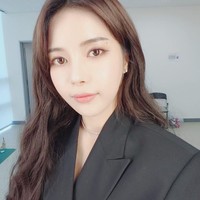 Solar dari girlband Mamamoo adalah salah satu idol yang juga YouTuber. Ia memiliki akun YouTube pribadi yang diberi nama Solarsido. Belakangan YouTube Solar jadi perbincangan karena bisa menghasilkan lebih dari Rp 1 miliaran per bulan. Foto: Instagram @mamamoo_official