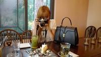 Foto: Instagram @lalalalisa_mLisa berada di salah satu restoran sambil menikmati segelas es matcha yang segar dan ditemani dengan sepotong kue yang manis.