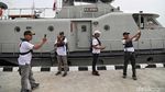 Asyiknya Warga Berlayar dengan Kapal TNI AL