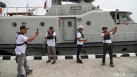 Kegiatan tersebut dimanfaatkan para warga untuk berfoto bersama kapal milik TNI AL tersebut.