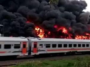 Belasan Bangkai Gerbong Kereta Terbakar di Stasiun Cikaum Subang