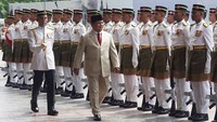 Menteri Pertahanan Prabowo Subianto memeriksa Kawalan Kehormatan Utama (KWU) dari Batalion Pertama Rejimen Tentara Melayu Diraja saat melakukan kunjungan ke Kementerian Pertahanan Malaysia, di Kuala Lumpur, Kamis (14/11/2019).