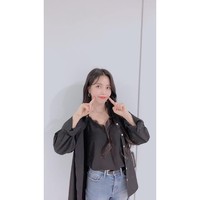 Meski aktif sebagai seorang idol, Solar memang cukup sering berbagi video. Kontennya pun cukup beragam. Tak jarang, Solar menampilkan kegiatannya sehari-hari, mengungkap kosmetik yang dipakai, membaca komentar haters, mukbang, hingga jalan-jalan di Jakarta. Foto: Instagram @mamamoo_official