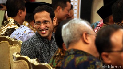 Semringahnya Mendikbud Nadiem Saat Terima DIPA 2020 dari Jokowi
