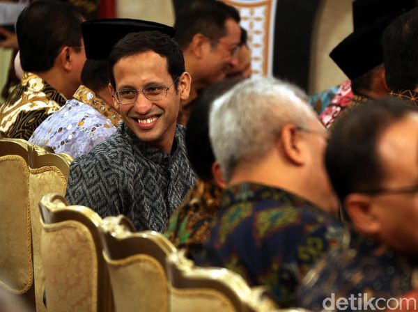 Semringahnya Mendikbud Nadiem Saat Terima DIPA 2020 dari Jokowi