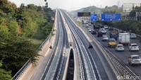 Pembangunan LRT Jabodebek terus dikebut. Sebelumnya, sejumlah menteri baru saja meresmikan pengecoran jembatan lengkung bentang panjang Kuningan pada proyek kereta ringan tersebut.