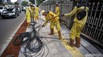 Aksi Petugas Potong Kabel Semrawut di Kuningan