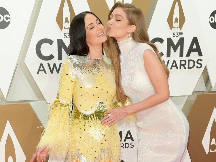 Wow, Gigi Hadid Hampir Cium Wanita Ini di Red Carpet